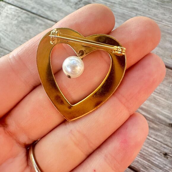 Vintage Jewelry Heart Brooch with faux pearl heart pin - Picture 2 of 2